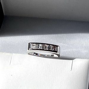 Gorgeous 925 Silver Semi eternity ring